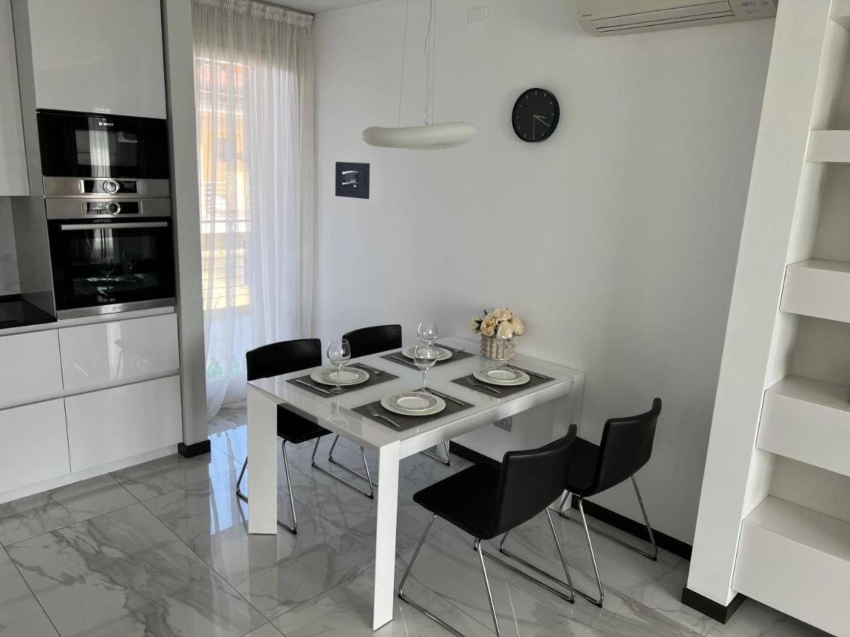 Paganini Suites And Apartments 西尔米奥奈 外观 照片