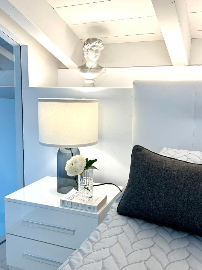 Paganini Suites And Apartments 西尔米奥奈 外观 照片