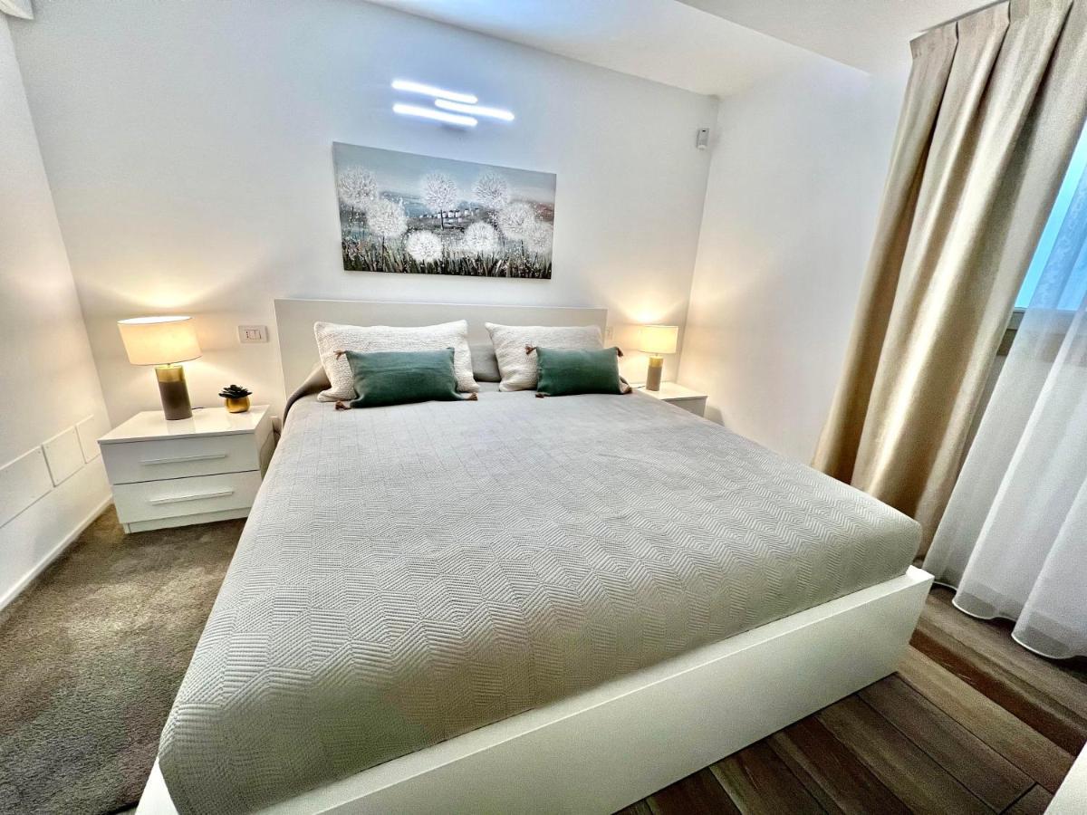 Paganini Suites And Apartments 西尔米奥奈 外观 照片