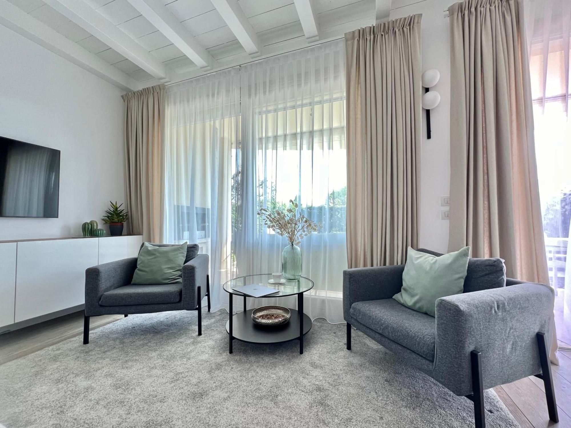 Paganini Suites And Apartments 西尔米奥奈 外观 照片